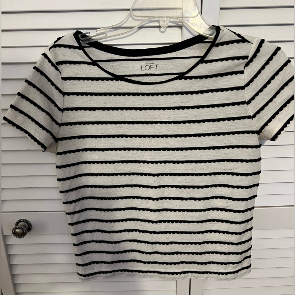 Loft tshirt, creme and black. Scalloped, texture detail